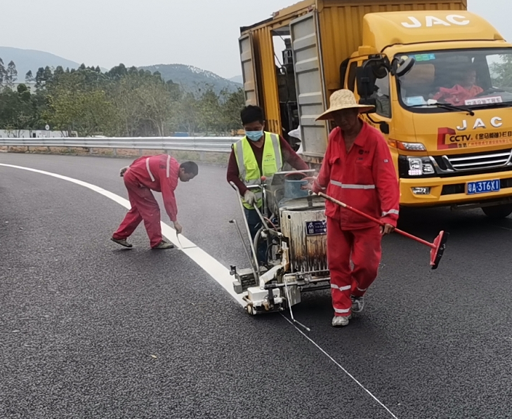 道路劃線施工隊(duì)